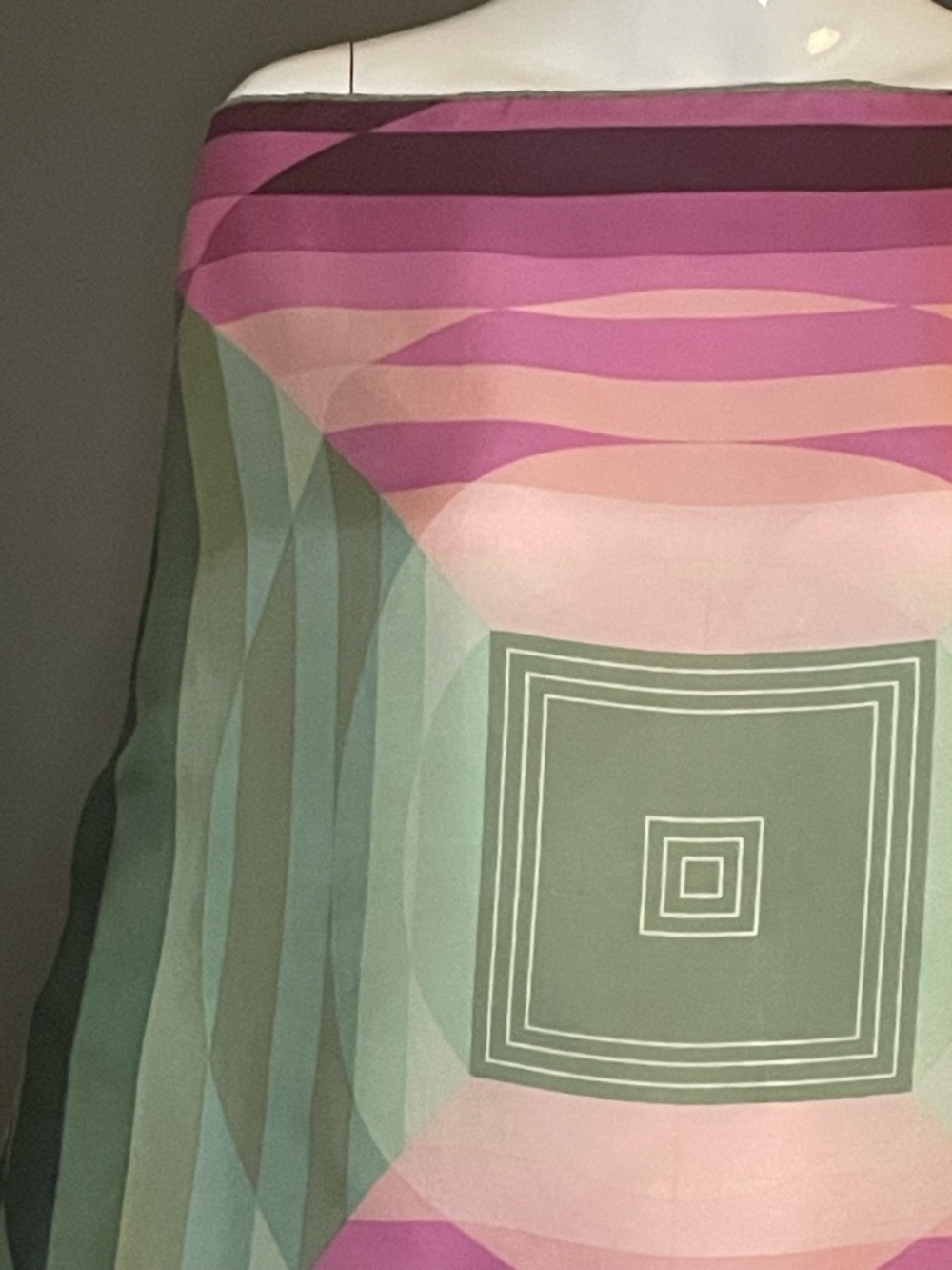 Gorg Vintage Echo Silk Scarf Pinks Greens 22 In Very Good Condition - Picture 5 of 9